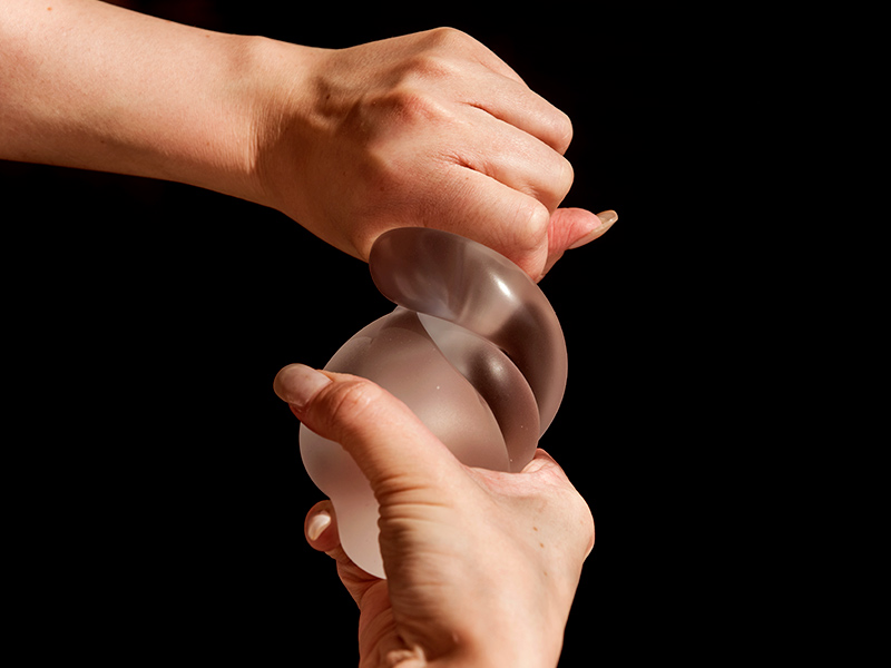 A Lifesil é segura? Mãos torcendo uma prótese de silicone