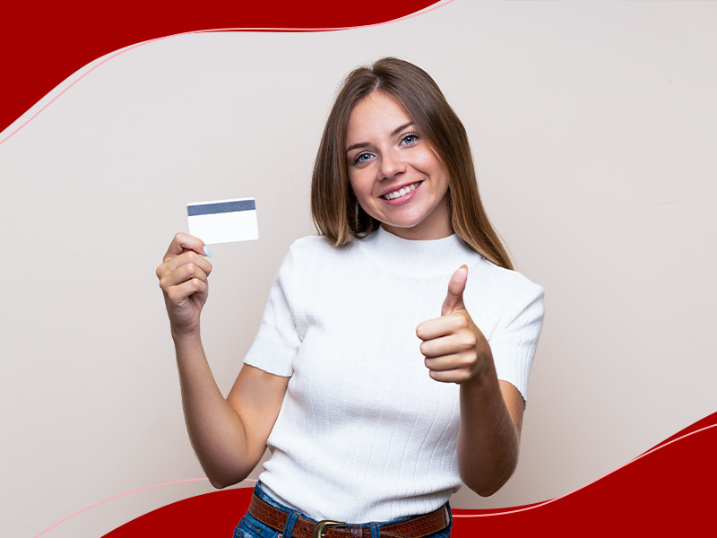 Mulher com cartão de banco para realizar orçamento para a sua lipoaspiração valor