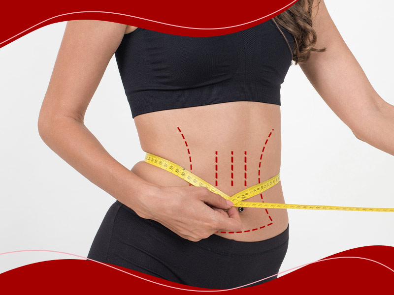 Mulher medindo a barriga com fita métrica pensando em qual o valor da abdominoplastia com lipo