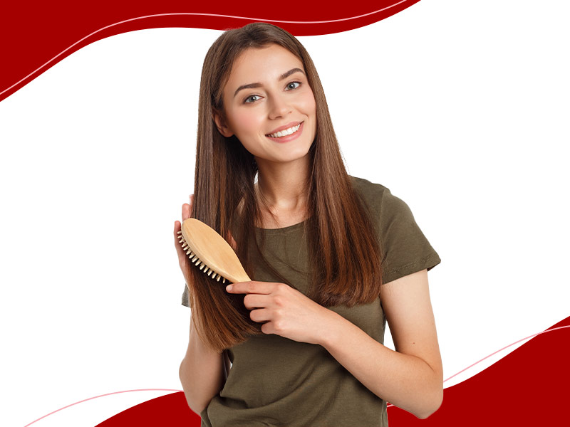 Mulher escovando o cabelo sorrindo