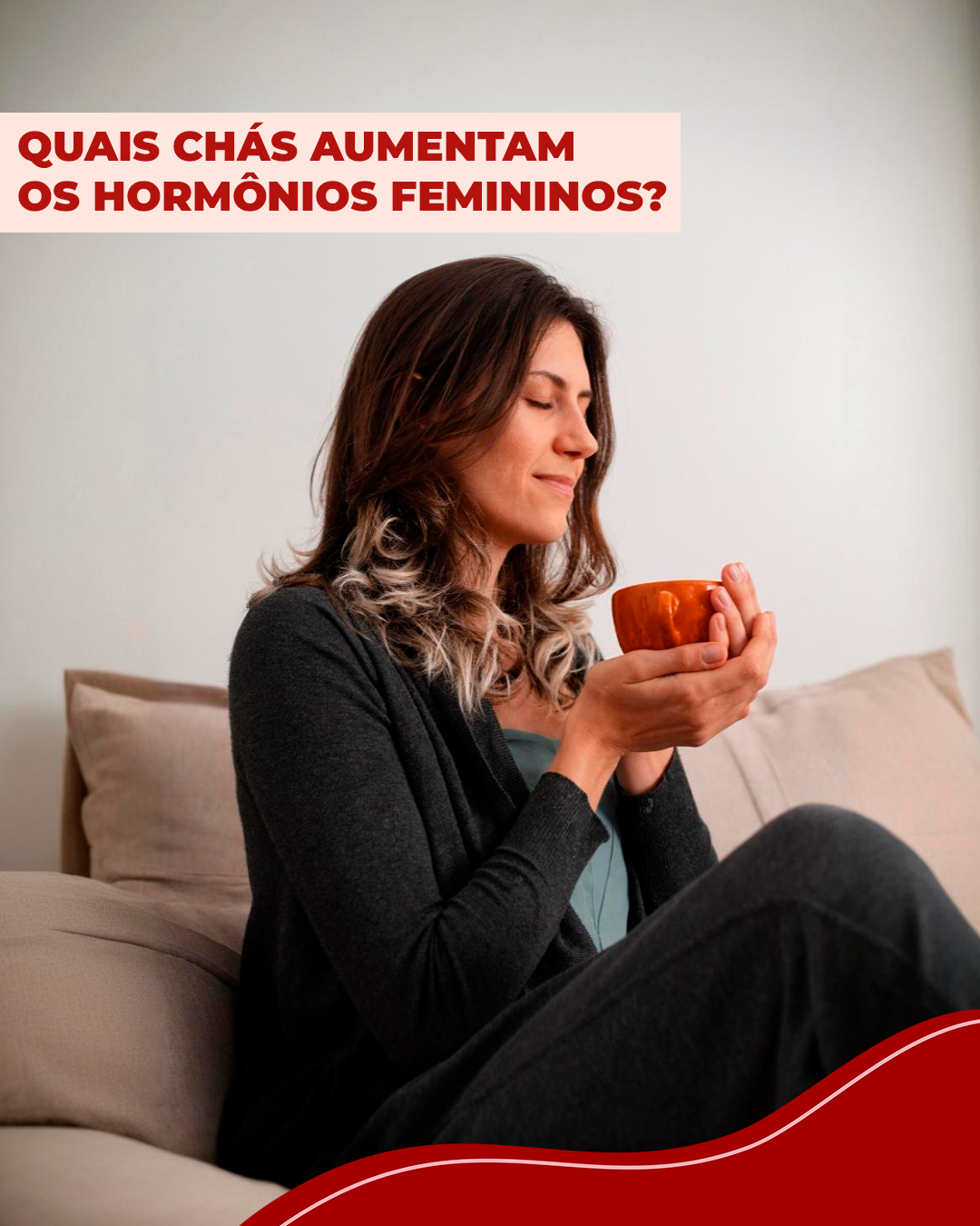 Qual o melhor chá para aumentar hormônio feminino? Mulher sentindo o cheiro saindo da caneca de olhos fechados, pensando quais chás aumentam os hormônios femininos